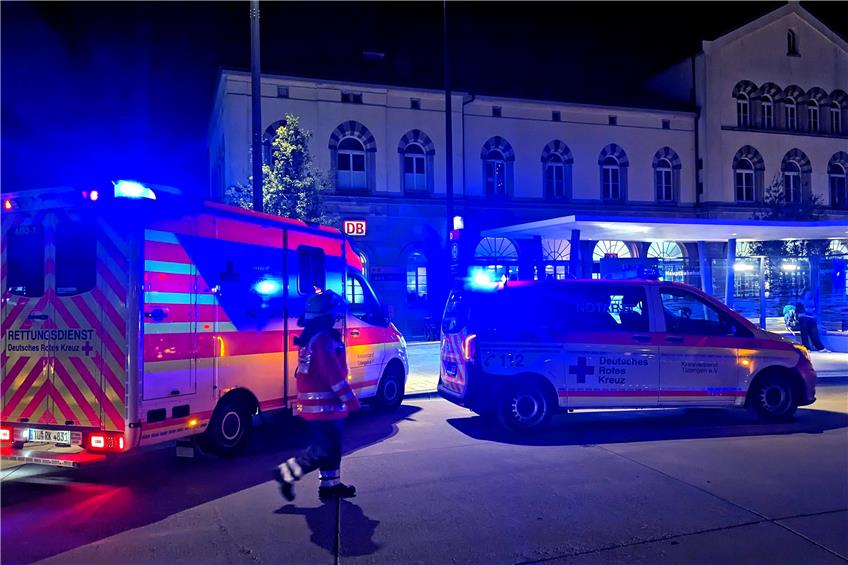Ein Großaufgebot an Rettungskräften rückte am Donnerstagabend auf dem neuen Busbahnhof am Tübinger Europaplatz an. Bild: Hans-Jörg Schweizer