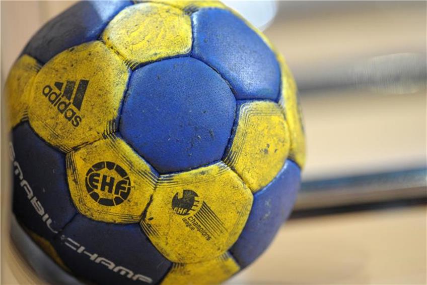 Ein Handball mit dem Logo des Herstellers und der EHF. Foto: Ronald Wittek/Archiv dpa