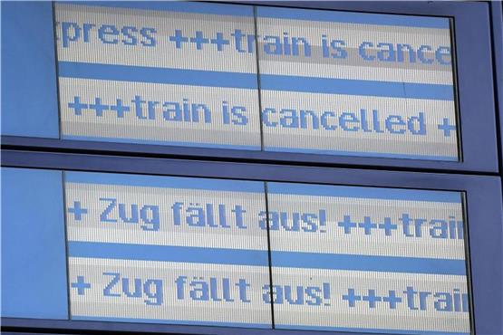 Ein Hinweis auf einen ausfallenden Zug steht am Hauptbahnhof auf einer Informationstafel der Bahn. Foto: Maurizio Gambarini/Archiv dpa/lsw