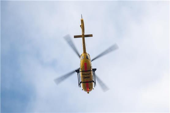 Ein Hubschrauber des ADAC fliegt. Foto: Sebastian Gollnow/dpa/Symbolbild