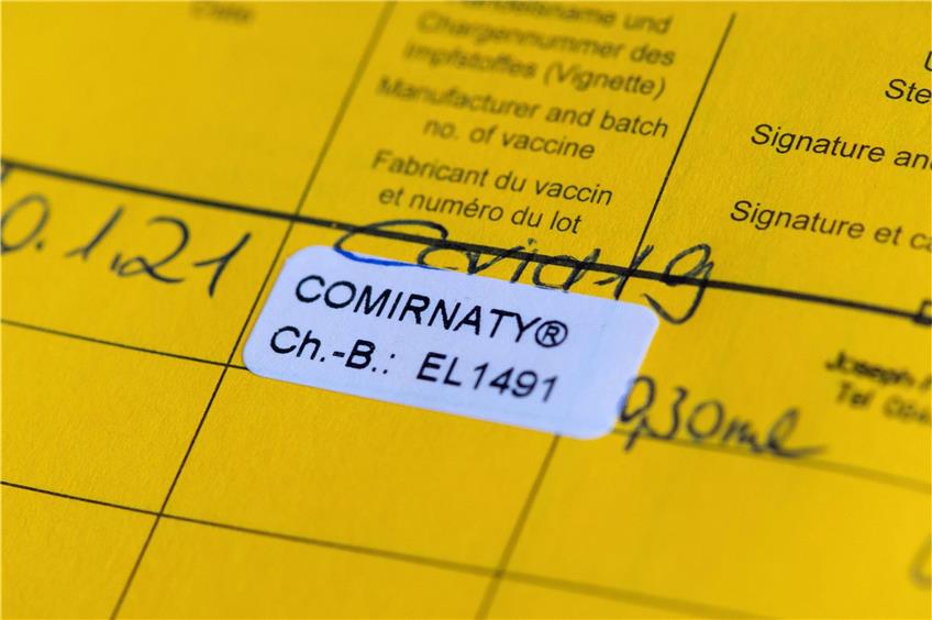 Ein Impfpass mit einer eingetragenen Impfung gegen das Corona-Virus Sars-CoV-2. Foto: Sven Hoppe/dpa