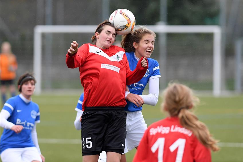 Ein Jahr nach ihrer Verletzungspause erzielte sie gleich drei Tore: Lustnaus Isabel Schmidt-Muniz (oben rechts), hier beim Landesliga-Spiel vor zwei Jahren gegen Lindau. Bild: Ulmer
