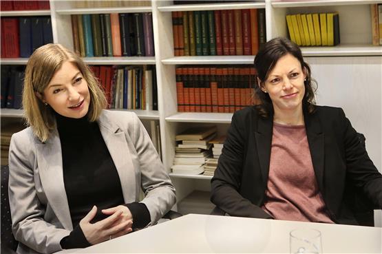 „Ein Jobcenter zu leiten, heißt derzeit auch, in einigen Dingen auf Sicht zu fahren“: Alexandra Quernes (links) und Sabrina Lamnek.Bild: Anne Faden
