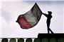 Ein Junge mit einer italienischen Fahne auf der Tribuene im Kreuzeiche-Stadion i...