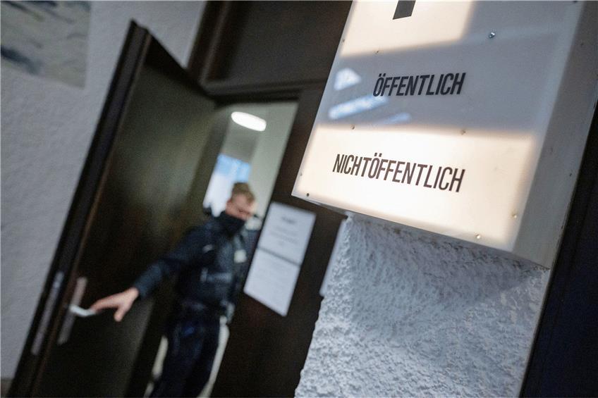 Ein Justizbeamter schließt am Mittwoch die Tür zu Saal 1 des Landgerichts Stuttgart: Die Angeklagten sind 17 und 19 Jahre alt. Foto: Marijan Murat/dpa