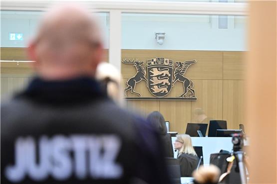Ein Justizbeamter steht im Gerichtssaal in Stuttgart-Stammheim. Foto: Bernd Weißbrod/dpa-Pool/dpa