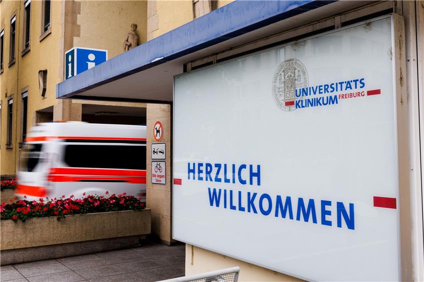 Ein Krankenwagen fährt durch ein Portal auf das Gelände der Freiburger Universitätsklinik. Foto: Philipp von Ditfurth/dpa/Archivbild