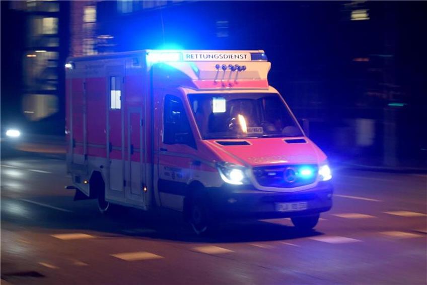 Ein Krankenwagen mit Blaulicht. Foto: Carsten Rehder/Archiv dpa/lsw