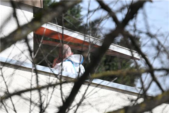 Ein Kriminalbeamter steht auf einem Balkon. Foto: Marijan Murat/dpa/Archivbild