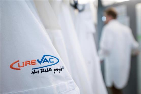 Ein Labormantel mit dem Logo des biopharmazeutischen Unternehmens CureVac ist zu sehen. Foto: Sebastian Gollnow/dpa/Archivbild