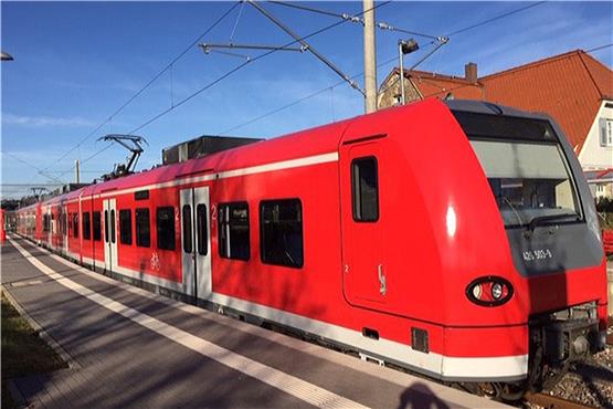 Ein Leihfahrzeug der Deutschen Bahn aus der Baureihe „ET426“. Die angemieteten elektrischen Züge sollen bis zum Jahr 2021 auf der Strecke der Schönbuchbahn fahren. Dann sollen die neuen Fahrzeuge eingesetzt werden. Bild: Landratsamt Böblingen