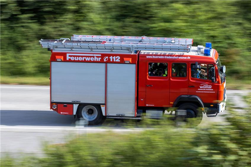 Ein Löschfahrzeug der Feuerwehr fährt zu einem Einsatz. Foto: Jens Büttner/dpa-Zentralbild/dpa/Symbolbild