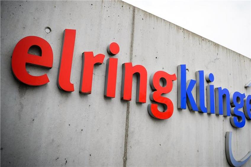 Ein Logo des Autozulieferers ElringKlinger auf dem Firmengelände. Foto: Sina Schuldt/Archiv dpa/lsw