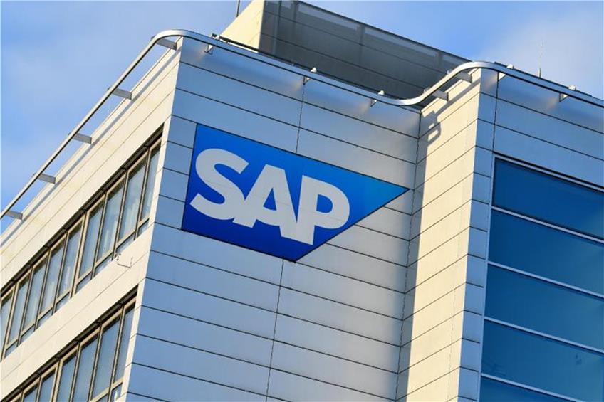 Ein Logo des Softwarekonzerns SAP an einem Gebäude. Foto: Uwe Anspach/dpa/Archivbild
