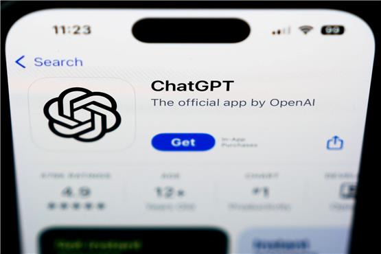 Ein Logo von ChatGPT, offizielle App von OpenAI, ist auf einem Smartphone zu sehen. Foto: Matt Rourke/AP/dpa/Archivbild