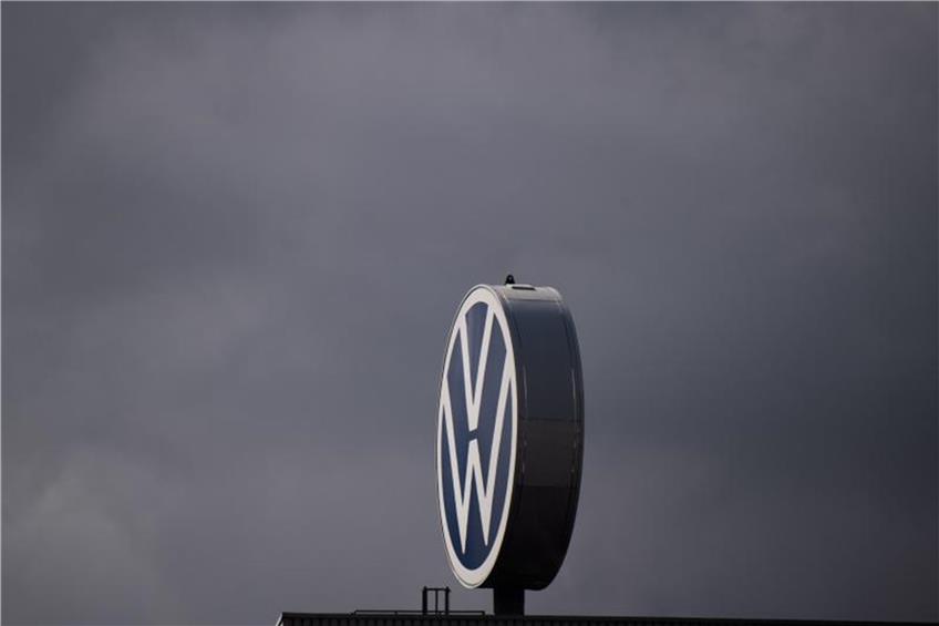 Ein Logo von Volkswagen dreht sich auf dem Werk in Hannover. Foto: Julian Stratenschulte/dpa