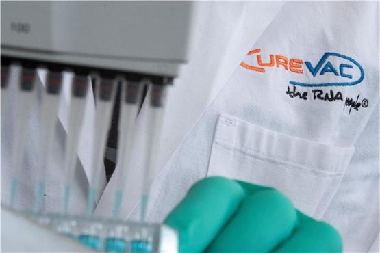 Ein Mann pipettiert in einem Labor des biopharmazeutischen Unternehmens CureVac eine Flüssigkeit. Foto: Sebastian Gollnow/dpa/Archivbild