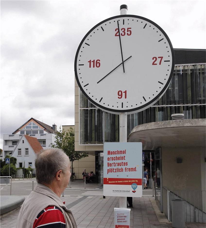 Ein Mann vor einer irritierenden Uhrenskulptur. Foto: Stadt Walldorf