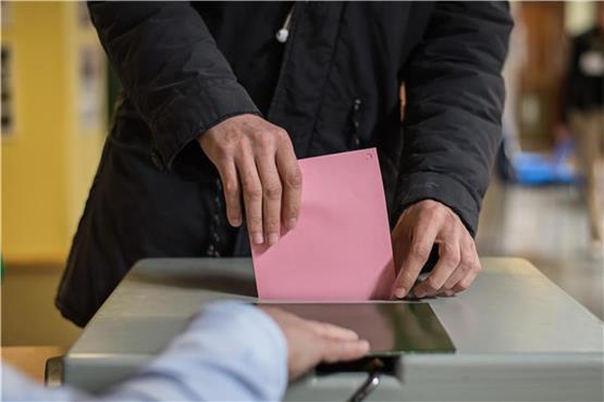 Ein Mann wirft seine Stimme für die Landtagswahl in Baden-Württemberg in die Wahlurne. Foto: Wolfram Kastl/dpa/Archivbild