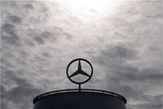 Ein Mercedes-Stern, das Logo der Marke Mercedes-Benz, steht auf einem Showroom. Foto: Sebastian Gollnow/dpa/Archivbild