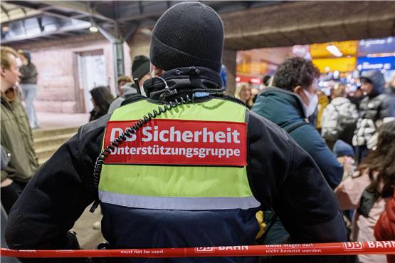 Ein Mitarbeiter der DB Sicherheit am Hamburger Hauptbahnhof: Auch in der Hansestadt werden Fußball-EM-Spiele ausgetragen.  Foto: Markus Scholz/dpa