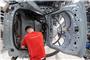 Ein Mitarbeiter der Porsche AG montiert im Stammwerk in Zuffenhausen einen vollelektrischen Porsche Taycan. Foto: Marijan Murat/dpa