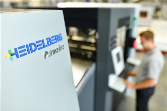 Ein Mitarbeiter steht im Werk der Heidelberger Druckmaschinen AG an einer Digitaldruckmaschine. Foto: Uwe Anspach/dpa