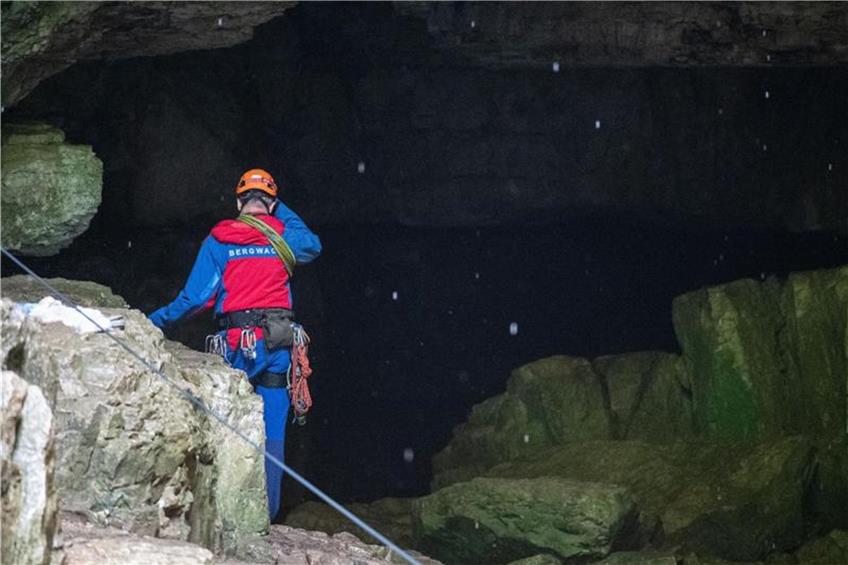 Ein Mitglied der Bergwacht steht nach der Rettung zweier Männer vor der Falkensteiner Höhle. Foto: Marijan Murat