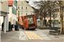 Ein Müllfahrzeug ist am Pfullinger Laiblinsplatz in eine Kanalbaustelle eingebro...