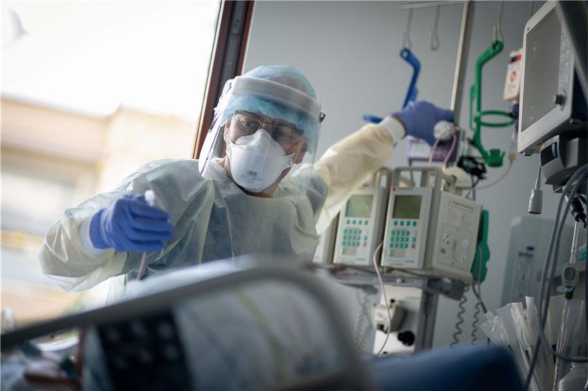 Ein Pfleger auf der Intensivstation des Krankenhauses Bethel Berlin kümmert sich um einen Covid-19-Patienten. Foto: Kay Nietfeld/dpa