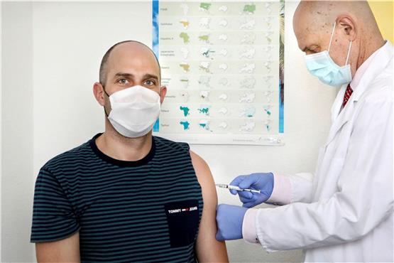 Ein Piekser für die Wissenschaft: Patrick R. bekommt von Peter Kremsner den Impfstoff injiziert. Bild: Anne Faden