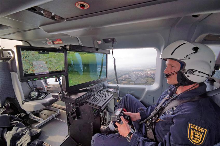 Ein Polizeibeamter der Hubschrauberstaffel der Polizei vor einem Kamera- und Kartenmonitor. Bild: Bleeser