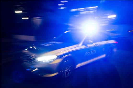 Ein Polizeifahrzeug fährt mit eingeschaltetem Blaulicht. Foto: Marijan Murat/dpa/Symbolbild