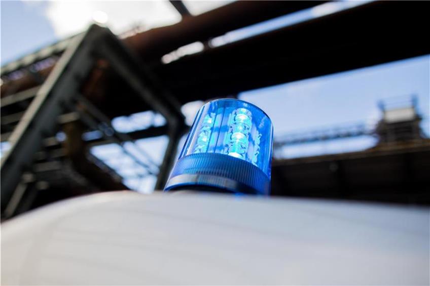 Ein Polizeifahrzeug mit Blaulicht auf dem Dach. Foto: Rolf Vennenbernd/Archiv dpa