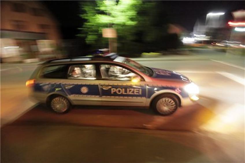 Ein Polizeiwagen fährt durch die Nacht.08.04.20 Bild: Ulrich Metz