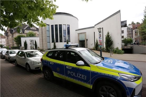 Ein Polizeiwagen steht vor der Neuen Synagoge. Foto: Dieter Leder/dpa
