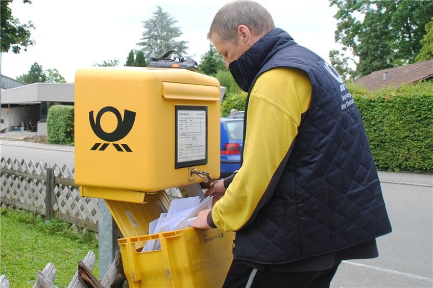 Ein Postmitarbeiter leert den Briefkasten in der Bästenhardter Albblickstraße. Bild: Kappeller