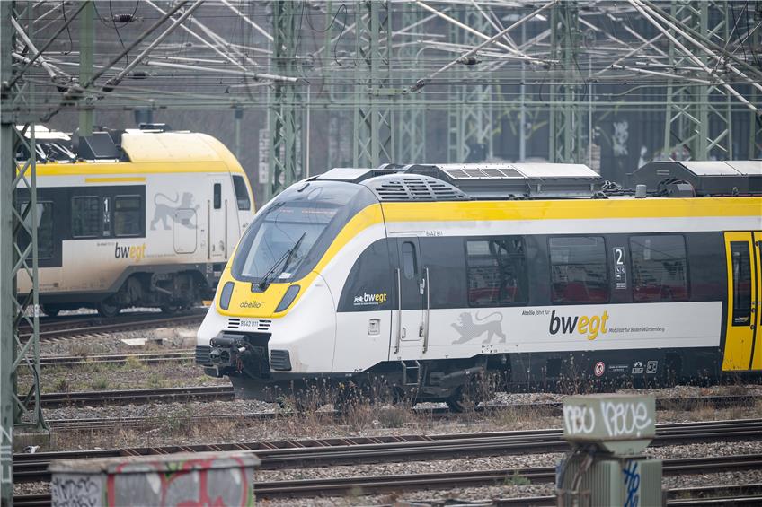 Ein Regionalzug des privaten Bahnbetreibers Abellio fährt vor dem Stuttgarter Hauptbahnhof. Der Name bleibt, doch die Betreibergesellschaft wechselt.  Foto: Sebastian Gollnow/dpa