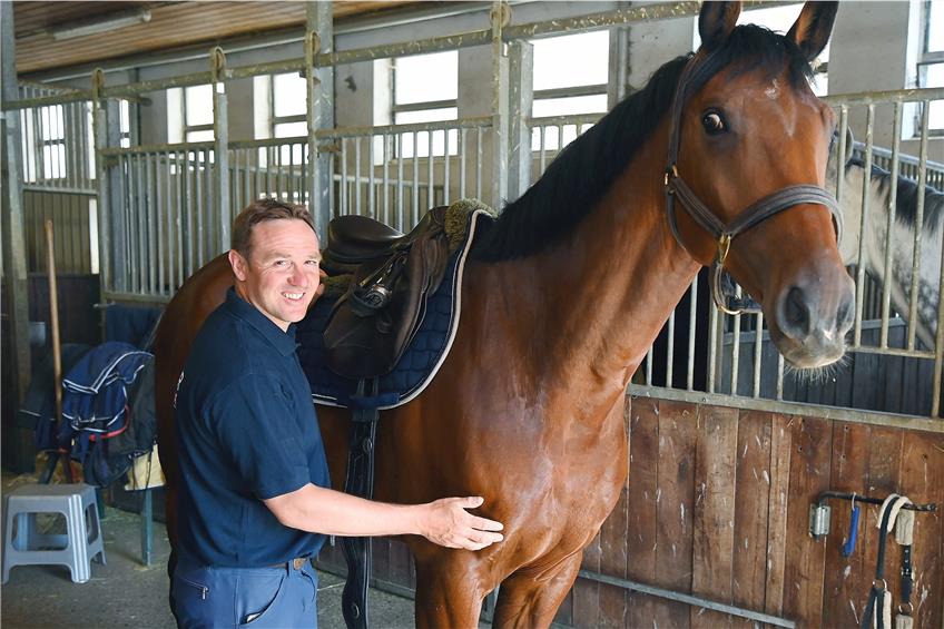 „Ein Reiter muss mutig sein“: Christopher Frazer mit Pferd Cidre im Stall der Pulvermühle. Bild: Ulmer
