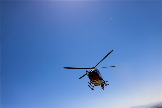 Ein Rettungshubschrauber setzt zur Landung an. Foto: Philipp von Ditfurth/dpa