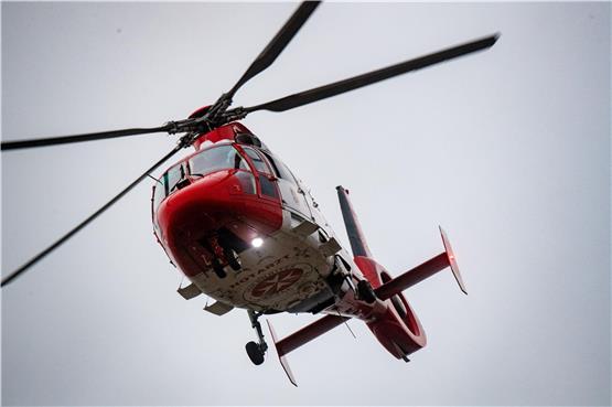 Ein Rettungshubschrauber setzt zur Landung auf dem Flugplatz einer Klinik an. Foto: Stefan Sauer/dpa/Symbolbild