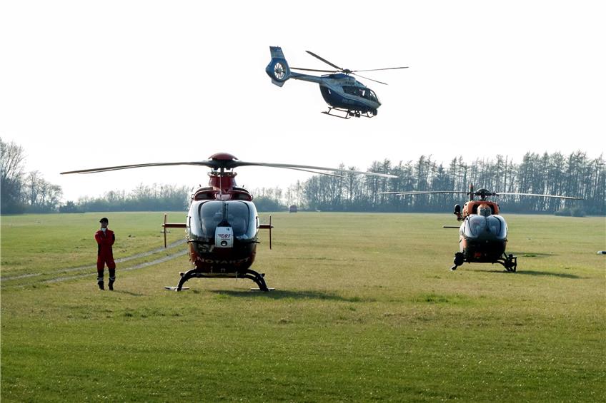 Ein Rettungshubschrauber transportiert den Piloten ab. Bild: Klaus Franke