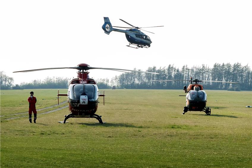Ein Rettungshubschrauber transportiert den verletzten Piloten ab. Bild: Klaus Franke