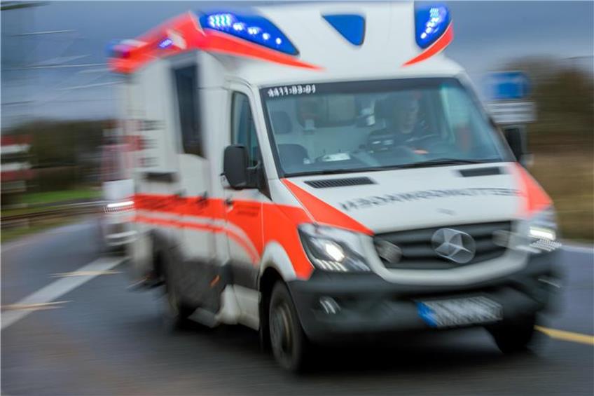 Ein Rettungswagen mit Blaulicht fährt in Richtung Klinikum. Foto: Jens Büttner/Archiv dpa/lsw
