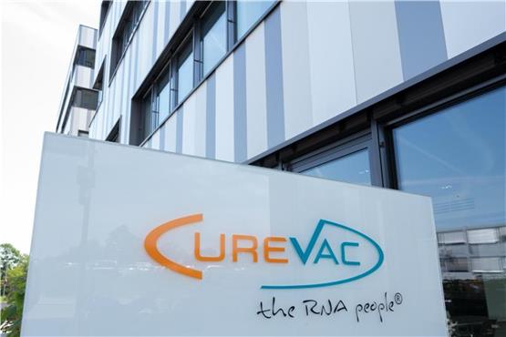 Ein Schild mit dem Logo des biopharmazeutischen Unternehmens Curevac. Foto: Bernd Weißbrod/dpa/