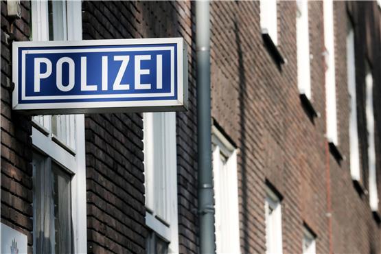 Ein Schild mit der Aufschrift „Polizei“ hängt an einem Polizeipräsidium. Foto: Roland Weihrauch/dpa/Symbolbild