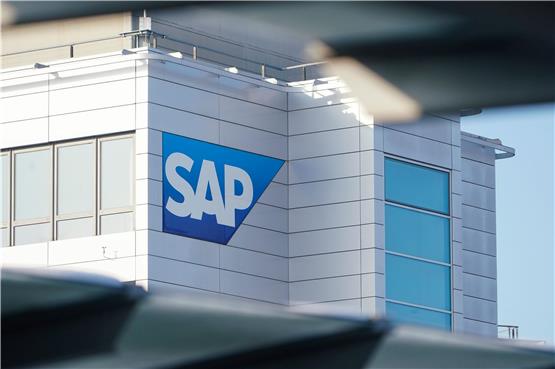 Ein Schild mit der Aufschrift „SAP“ hängt an einem Gebäude der Zentrale des Softwareunternehmens. Foto: Uwe Anspach/dpa