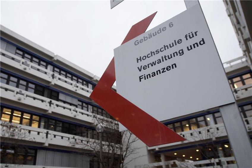 Ein Schild weist auf die Hochschule für öffentliche Verwaltung und Finanzen Ludwigsburg hin. Foto: Marijan Murat/Archiv dpa/lsw