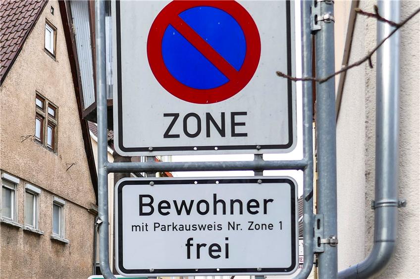 Ein Schild weist auf eine Anwohnerparkzone hin. Archivbild: Gert Fleischer