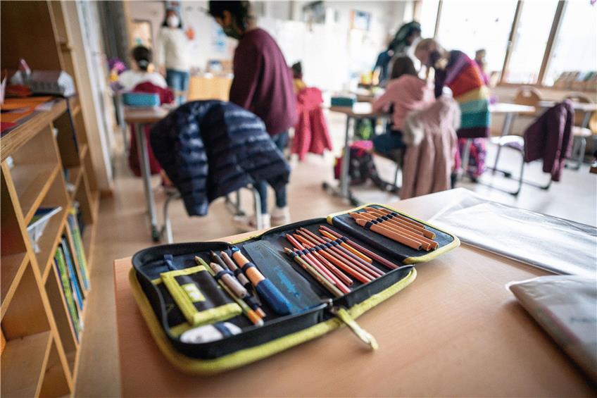Ein Schulmäppchen liegt in einem Klassenraum der Valentin-Senger-Schule im Stadtteil Bornheim auf einem Tisch. Foto: Frank Rumpenhorst/dpa